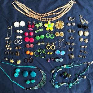 ❌ SOLD ❌ Tons of Vintage Jewelry!